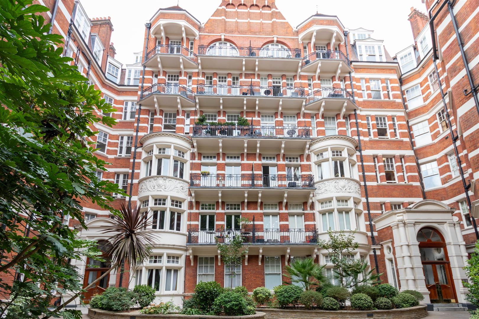 3 bed property in Fitzjames Avenue, West Kensington